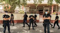 Algunos agentes de la Policía Nacional de Sevilla salen de la Jefatura de Blas Infante tras haberse sometido a los test rápidos para detectar el coronavirus.