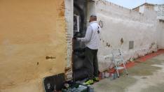El artista Xolaka pinta la puerta dedicada a Rigoberta Menchú.