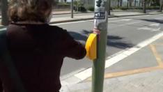 Los nuevos de Mataró, en Barcelona, tienen el botón más grande para que los peatones puedan pulsar con el codo