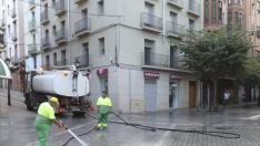 Empleados de Grhusa limpiando las calles de Huesca en fotografía de archivo.