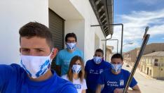 Miembros de la Comisión de Fiestas junto al cohete anunciador y luciendo las mascarillas personalizadas que ha realizado y entregado el Ayuntamiento de Tardienta.