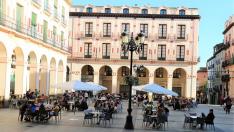 Terrazas en la plaza López Allué de Huesca en plena desescalada