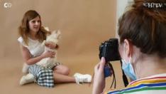 Ramsés es el protagonista de esta sesión de fotos. Tiene 7 meses y es un precioso gato blanco que ha venido junto a su dueña, Pilar, al estudio de fotografía de mascotas de Lorena Cosba. Por delante de su cámara han pasado desde los habituales perros y gatos, hasta... gallinas.