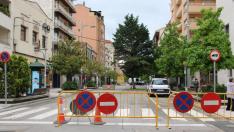 La avenida del Pilar, en el tramo entre la plaza de España y la calle Tarragona, está cerrada al trafico para facilitar el tránsito de personas y la colocación de terrazas.