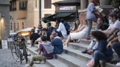 Jovenes reunidos en las calles del barrio romano del Trastevere