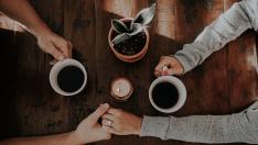 Los reencuentros de amigos y familiares giran en torno a una taza de café.