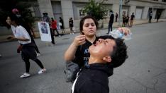 A protester pours water in the eyes of a friend affected by tear gas during nationwide unrest following the death in Minneapolis police custody of George Floyd, in Raleigh, North Carolina, U.S. May 30, 2020. Picture taken May 30, 2020. REUTERS/Jonathan Drake [[[REUTERS VOCENTO]]] MINNEAPOLIS-POLICE/PROTESTS-RALEIGH