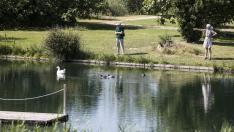 Las riberas del Ebro y el Parque del Agua de Zaragoza se han llenado de paseantes, deportistas, bicis y patines