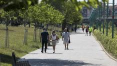 Las riberas del Ebro y el Parque del Agua de Zaragoza se han llenado de paseantes, deportistas, bicis y patines