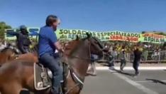 El presidente de Brasil redobla su pulso para reabrir la economía del país mientras crecen las protestas en su contra