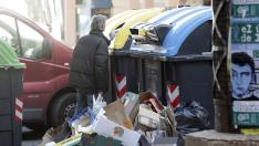Una persona buscando entre unos contenedores en Zaragoza