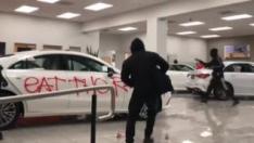Otra noche de violencia. Otra noche con saqueos y con las calles estadounidenses ardiendo. Trump ha desplegado a los militares en las calles de Washington y amenaza con hacerlo en todo el país si el vandalismo no cesa. Pero las concentraciones también tienen otra cara, la de las marchas pacíficas, cada vez más multitudinarias y con un nuevo movimiento. El de los policías apoyando a los participantes con abrazos.