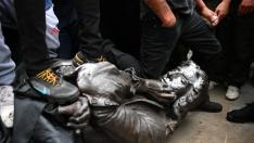 La estatua de Edward Colston, ya en el suelo.