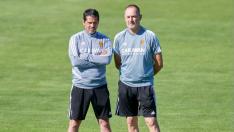 José Luis R. Loreto, junto a Víctor Fernández, observando con atención el entrenamiento del equipo.
