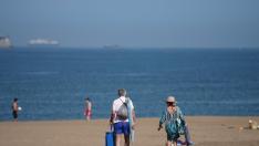 Varias personas pasean por la playa de Ereaga en Guecho, en Vizcaya, a finales de mayo.