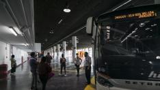 Un grupo de viajeros espera a subir al bus en la estación de Zaragoza, este sábado por la mañana.