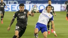 El Yamiq, disputando un balón dividido frente a Luis Perea.