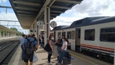 Los pasajeros han esperado media hora en la estación de Huesca a que saliera el tren y al final han tenido que desplazarse en autobús a Zaragoza.
