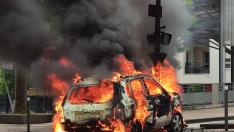 Un coche ardiendo en Dijon