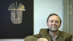 José Verón publica 'Cantares y presagios'.