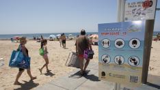 Control de aforo e informadores en los primeros días de playa en Salou, Cambrils o Comarruga.