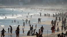 Playa de Río de Janeiro llena pese a rebasar Brasil los 50.000 muertos por coronavirus.
