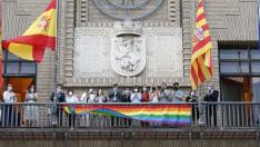 Colocación de la pancarta con los colores del movimiento LGTBI en Zaragoza
