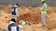 Búsqueda de restos humanos en unas recientes exhumaciones en Libia.
