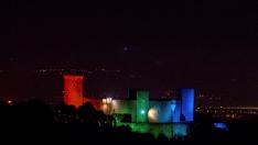 El castillo de Bellver, en Palma de Mallorca, iluminado con los colores arcoiris.