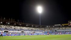 Una Romareda casi desierta en las tribunas en la noche del 6 de octubre de 2010, cuando se jugó un esperpéntico Trofeo Ciudad de Zaragoza-Memorial Carlos Lapetra entre el Real Zaragoza, la SD Huesca y el CD Teruel en formato de 3x1, con tres partidos de 45 minutos entre los tres equipos.