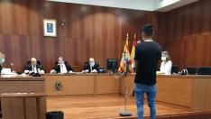 El único adulto de los cuatro asaltantes, ayer, durante el juicio celebrado en la Audiencia de Zaragoza.