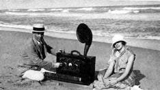 El ingeniero americano Edwin Armstrong, junto a su mujer y un receptor de radio superheterodino portátil, en Palm Beach, Florida, en 1923.