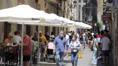 Turistas en el centro de Jaca ayer por la tarde.
