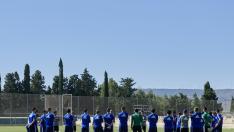 Los futbolistas del Real Zaragoza, en grupo, atiende el discurso de Víctor Fernández.