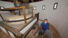 El concejal del Ayuntamiento de Malanquilla, Casimiro Moreno, en el interior del molino.
