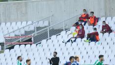 Míchel Sánchez, al fondo, durante el partido en El Sardinero.