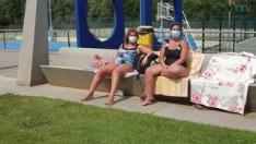HeraldoTV ha preguntado a usuarios de la piscina del CDM Alberto Maestro por el uso de la mascarilla al tomar el sol.