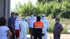 Operativo establecido en Albalate de Cinca para el traslado de los temporeros contagiados del asentamiento ilegal al polideportivo.