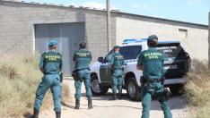 Operativo establecido en Albalate de Cinca para el traslado de los temporeros contagiados del asentamiento ilegal al polideportivo.