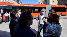 El servicio de autobuses urbanos de Zaragoza incorpora este jueves 17 nuevos vehículos híbridos y biarticulados