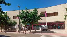Pacientes esperando este viernes para hacerse la prueba en el centro de salud de Alcañiz.