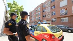 La Policía, esta mañana en la calle Ronda del Isuela de Huesca.