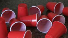 Vasos de plástico.