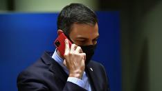 Pedro Sánchez hablando por teléfono durante la reunión en Bruselas