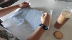 Colocar papel horno