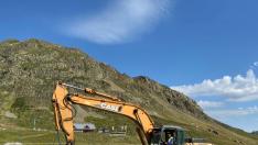 Una excavadora trabajando en la zona donde se instalará el nuevo telesilla Lanuza, en Formigal.