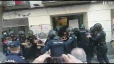 Tensión en el desalojo de los okupas del hotel San Valero en el centro de Zaragoza