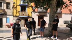 La Policía Local de Huesca, tomando medidas para la instalación de posibles terrazas en la zona de ocio nocturno de la plaza de Los Fueros.