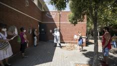 Varios pacientes esperaban ayer en el centro Bombarda para hacerse una prueba PCR.