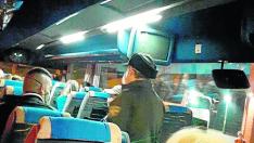 Autobús habilitado por el Gobierno de Aragón en plena estado de alarma para trasladar a temporeros a la explotaciones agrícolas